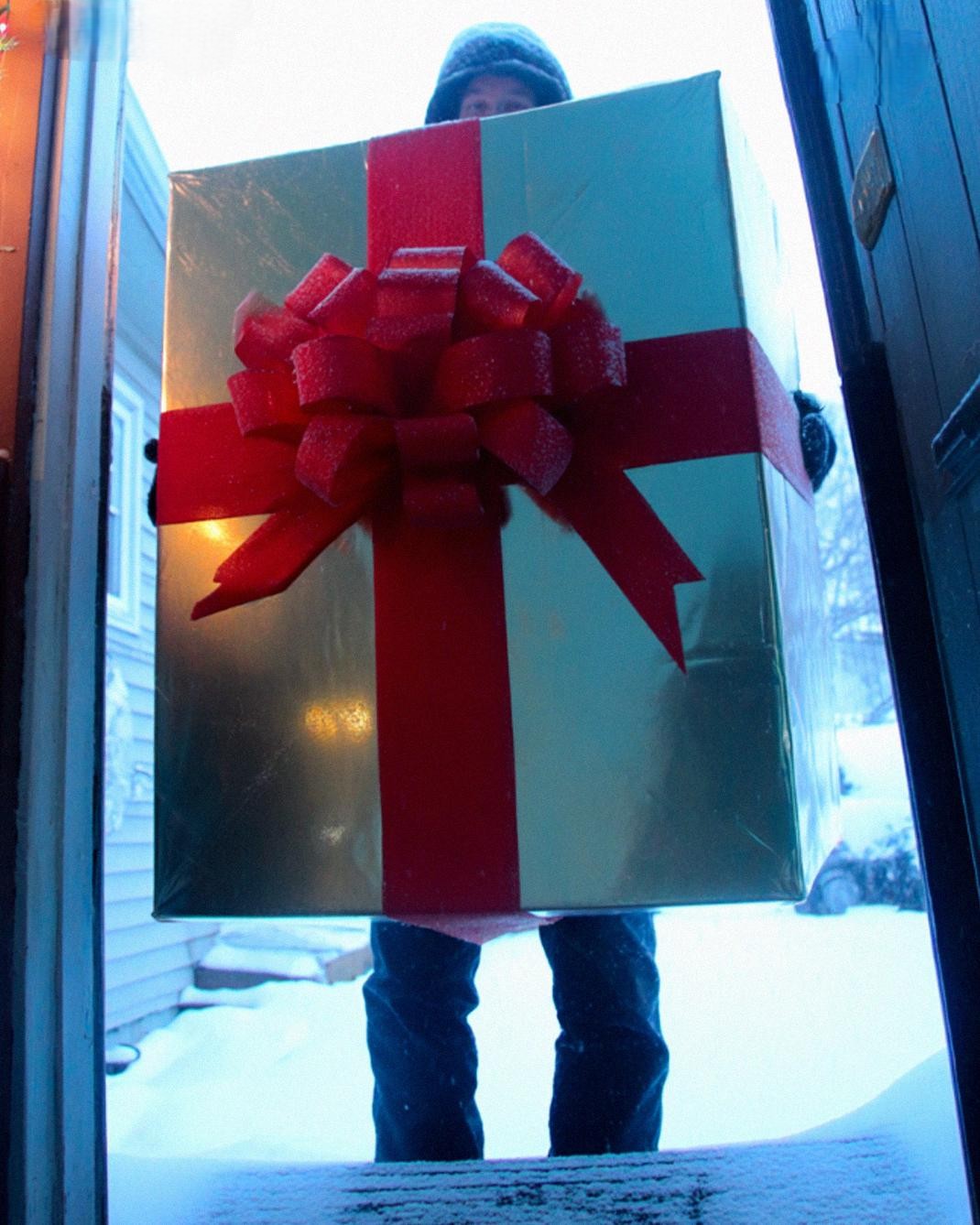 I Let a Mother and Her Baby Stay in My House Two Days Before Christmas – on Christmas Morning, a Box Arrived with My Name on It