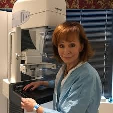 20 minutes ago, Farewell in tears, Family announced the sad news of Legend singer Reba McEntire!