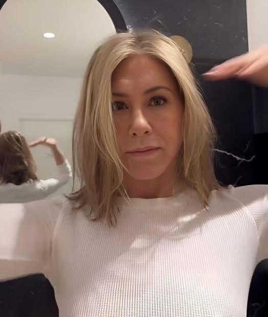 SOTD – Jennifer Aniston Shows 0ff More Than She Wanted, Hold Your Breath! See More!