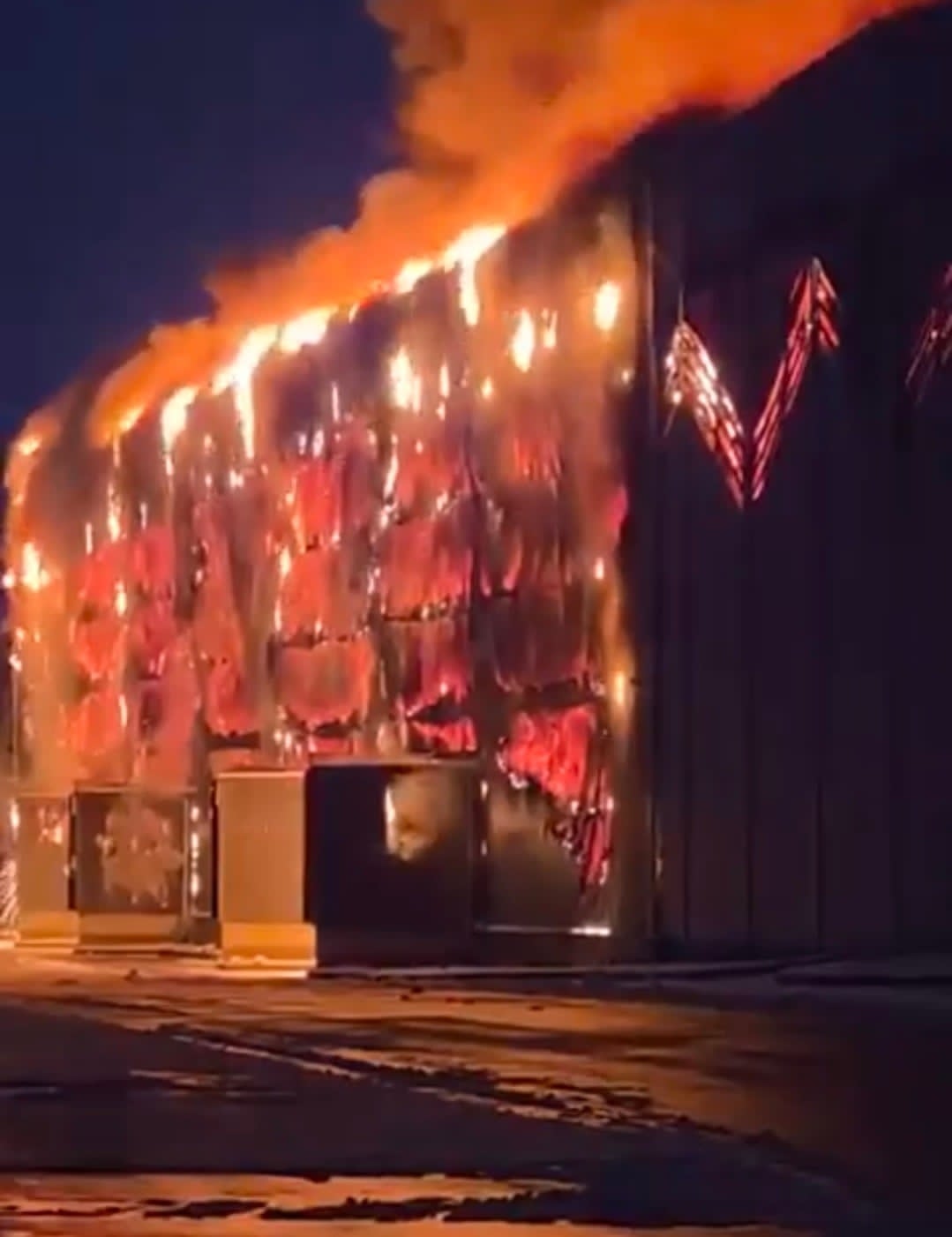 BREAKING! At least 300 homes estimated damaged or destroyed after large fire – See more! – Story Of The Day!